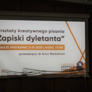Zdjęcie prezentuje plakat z wydarzenia z tekstem: „warsztaty kreatywnego pisania „Zapiski dyletanta" PIERWSZE SPOTKANIE 6 XI 2020 GODZ. 17:00 prowadzący: dr Artur Madaliński”.