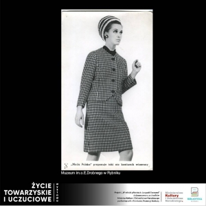 modelka ubrana w kraciastą garsonkę, zapinaną na duże guziki. Na głowie czapka w tym samym wzorze. Zdjęcie czarno-białe wykonane w latach 50/60 tych.