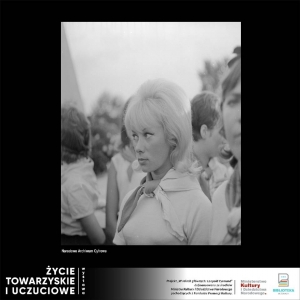Kobieta o blond włosach stoi wśród tłumu, spogląda przed siebie, ma podkreślone kredką powieki. Zdjęcie czarno-białe, wykonane w latach 50/60 tych.
