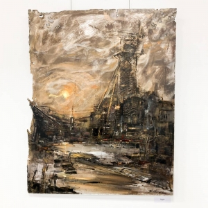 Na metalowych linkach zawieszony jest obraz przedstawiających industrialny Śląsk. Całość jest w ciepłych kolorach, widoczny jest fragment placu przy kopalni węgla kamiennego i zachodzące słońce.