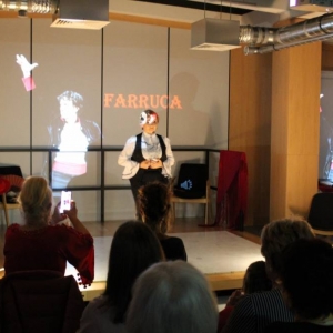 Na scenie przed publicznością stoi w tradycyjnym hiszpańskim stroju kobieta. Przybrała ona charakterystyczną pozę taneczną. Za nią wyświetla się zdjęcie młodego mężczyzny i napis Ferruca. 