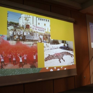 Na ekranie wyświetlają się zdjęcia protestujących w Hiszpanii przeciwko zabijaniu byków przez ludzi traktujące to jako widowisko.
