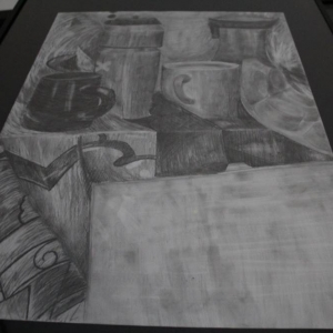 Fragment rysunku umieszczonego w ramce. Rysunek cieniowany, przedstawiający martwą naturę, która składa się z kubków, stolików, naczyń.