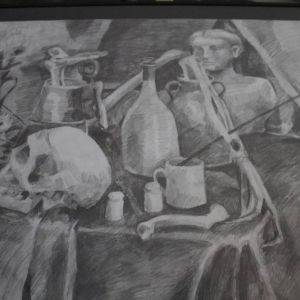 Fragment rysunku umieszczonego w ramce. Rysunek cieniowany, przedstawiający martwą naturę, która składa się z czaszki, kości, wazonów, solniczki, obrusów, płacht.