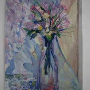 Na ścianie zawieszony jest na żyłkach obraz na płótnie, przedstawiający kwiaty w wazonie. Obraz utrzymany jest w delikatnych, pastelowych odcieniach. 