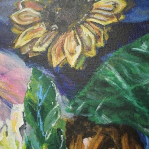 Fragment obrazu olejnego, na którym namalowane są słonecznik, i liście na ciemnozielonym tle.  