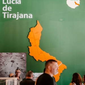 Zdjęcie zielonej ściany, na której znajduje się rysunek 3D przedstawiający region Santa Lucia de Tirajana.